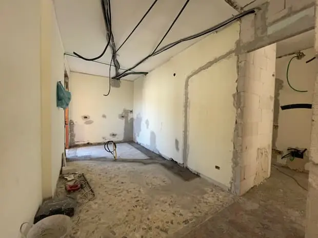 Cantiere con controsoffitto e pareti in preparazione