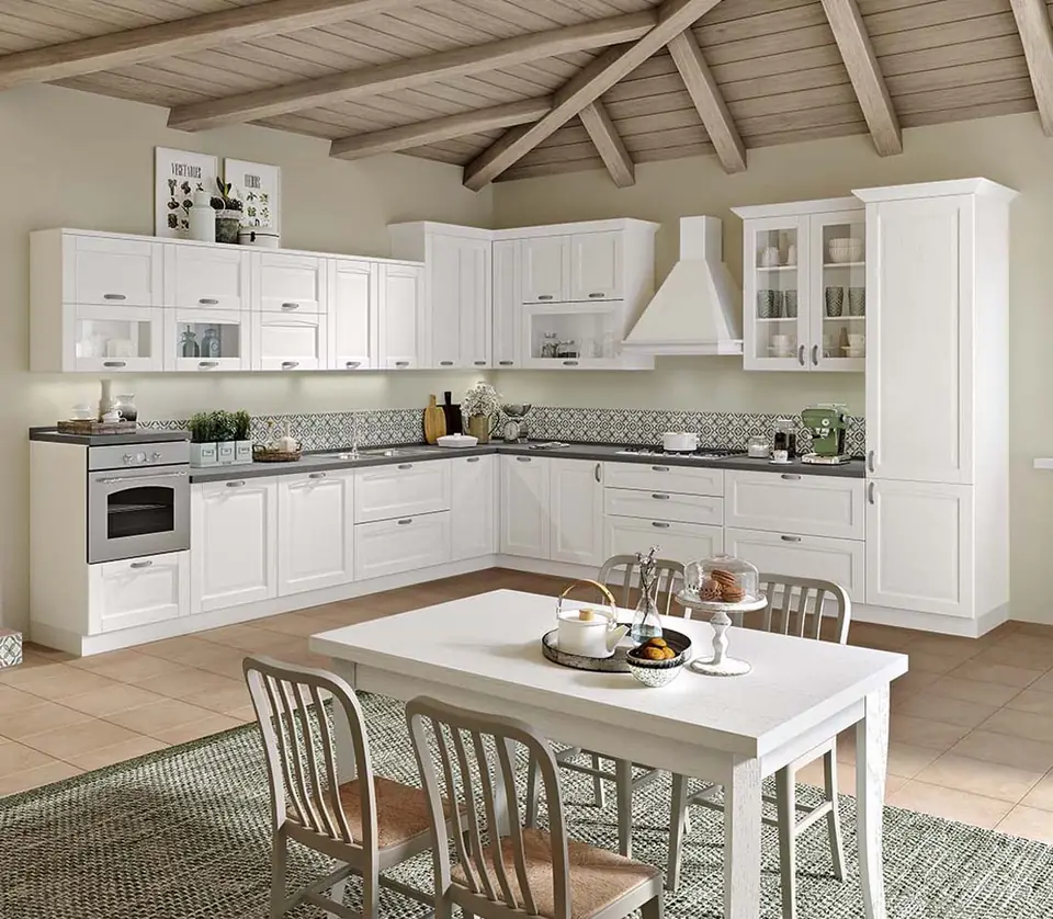 Cucina chiara con isola e tavolo