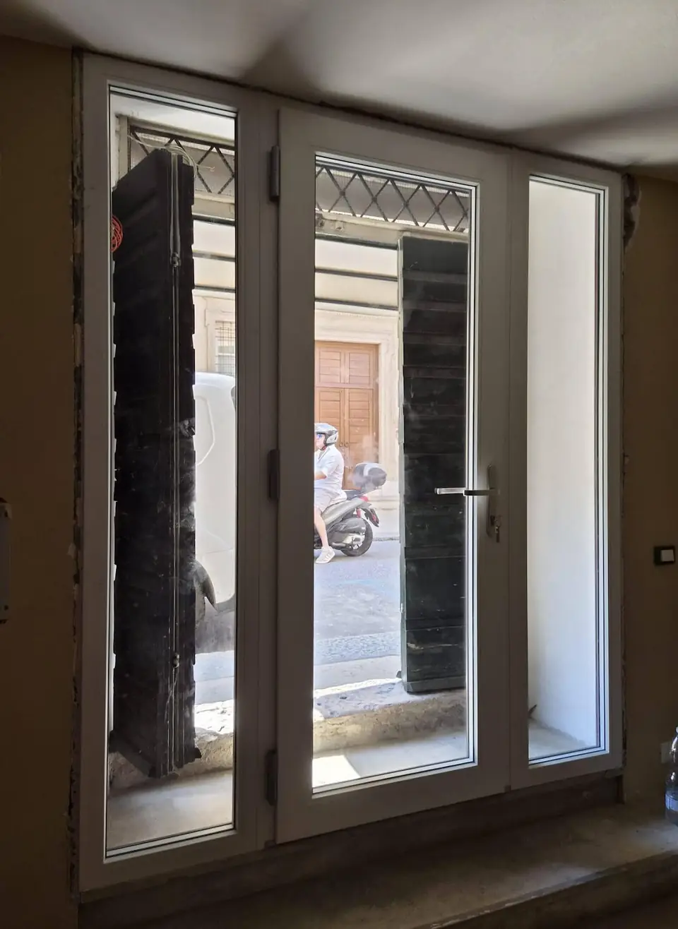 Porta-finestra in legno a due ante